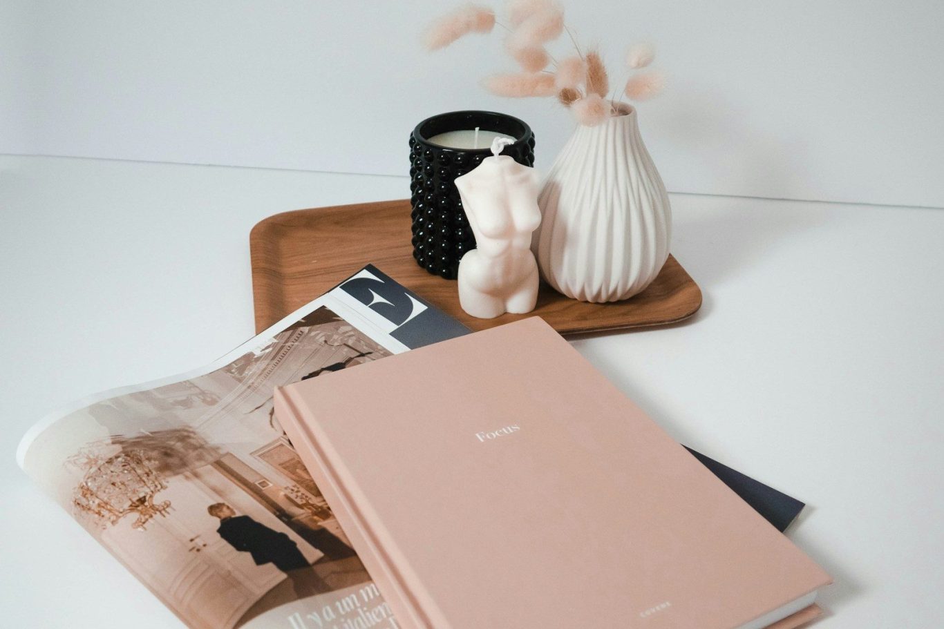 Notre approche – Un accompagnement humain, structuré et sur mesure. Cahier et documents posés sur un fond blanc épuré